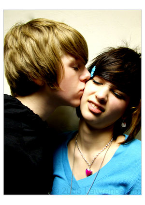 emo boys kissing girls. makeup emo boys kissing emo girls. emo boys kissing girls. emo boys kissing