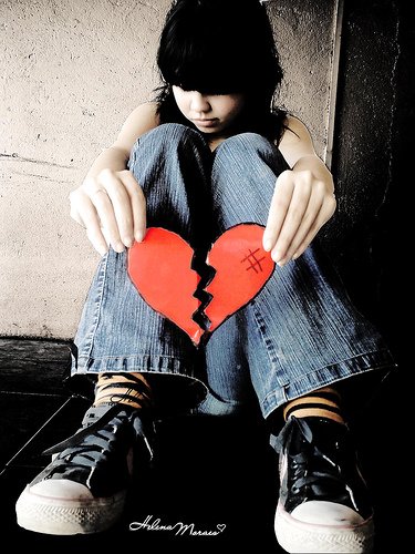 Emo Love Heart Wallpaper. 2011 Emo Love Broken Heart.